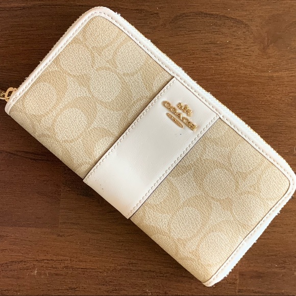 Coach Zipper Wallet. - Picture 1 of 8